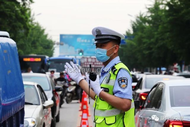 小伙第一个冲出考场，交警温馨赠小熊：考试心态调整之旅